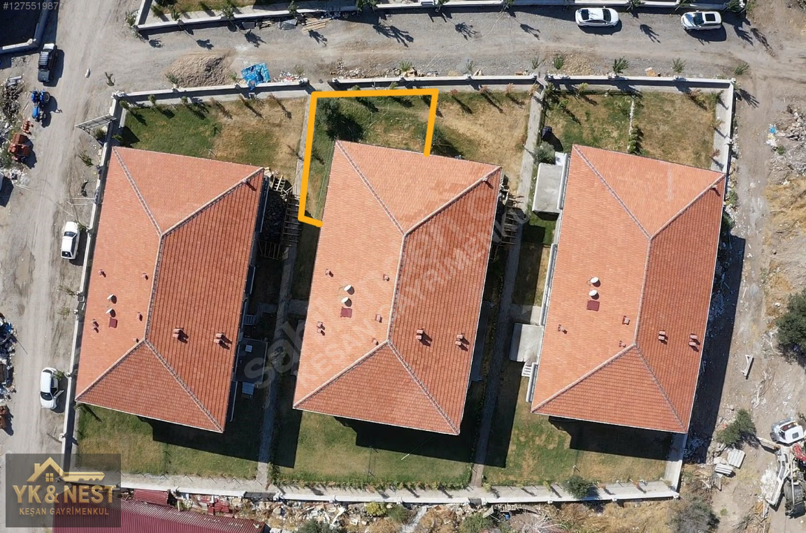 ÇANDARLI'DA GENİŞ BAHÇELİ SATILIK YAZLIK 2+1